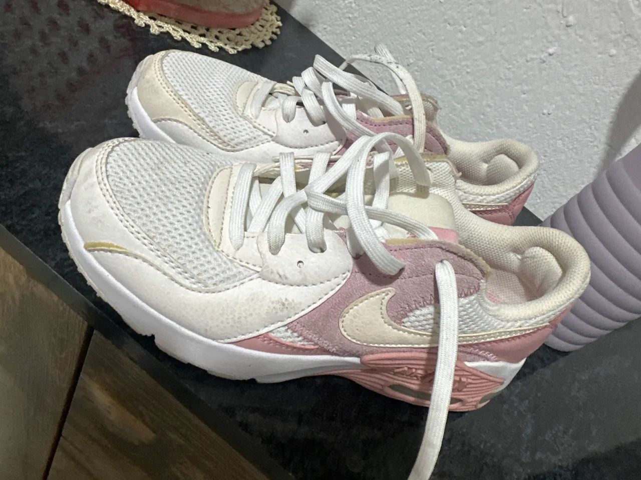 Tênis e uma bota 