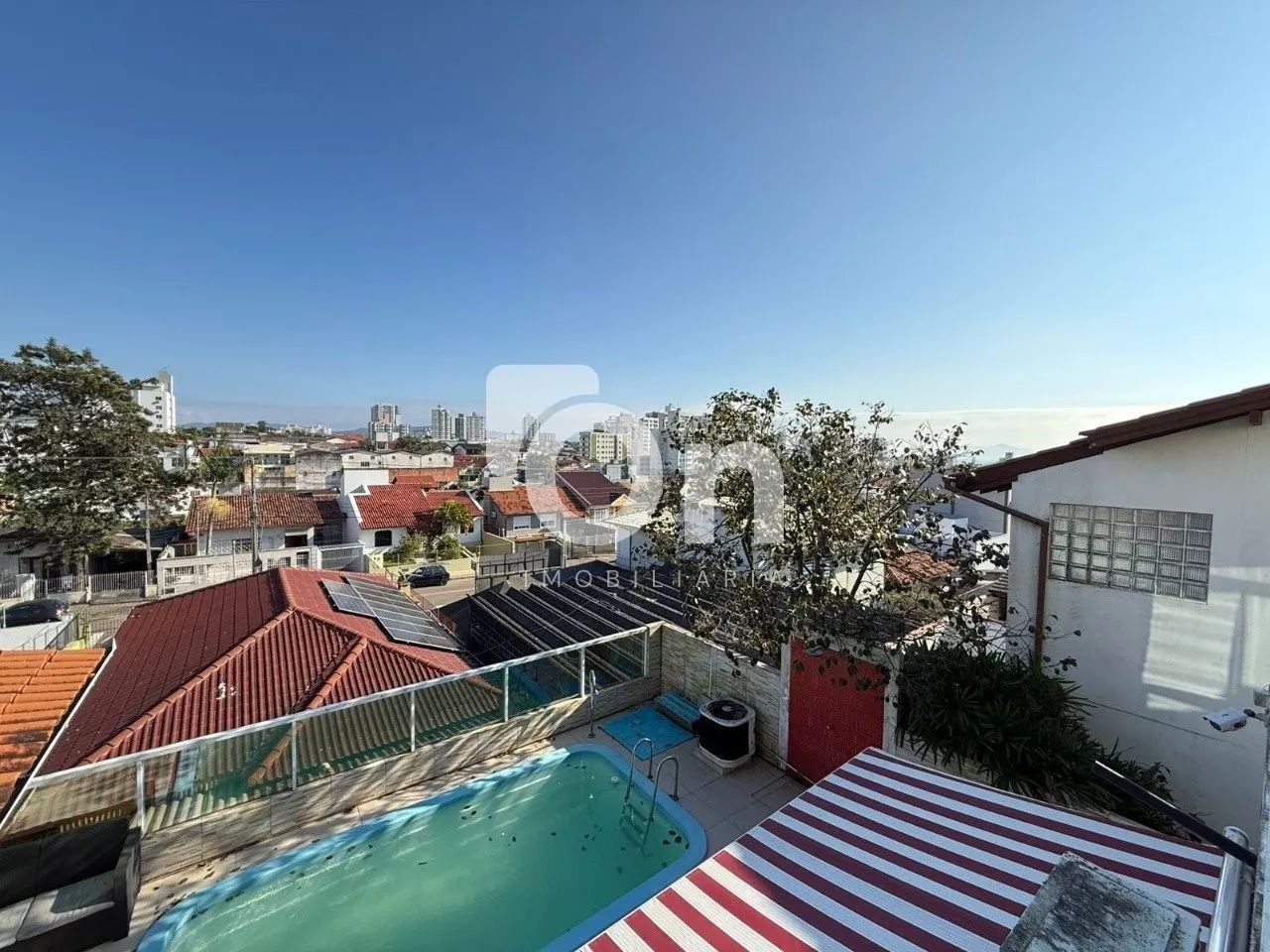 Casa de 5 dormitórios no Jardim Atlântico