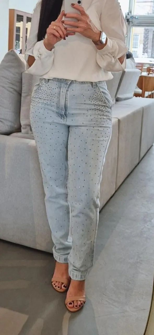 CALÇA JEANS CINTURA ALTA COM STRASS - TAMANHO 42  - Foto 2