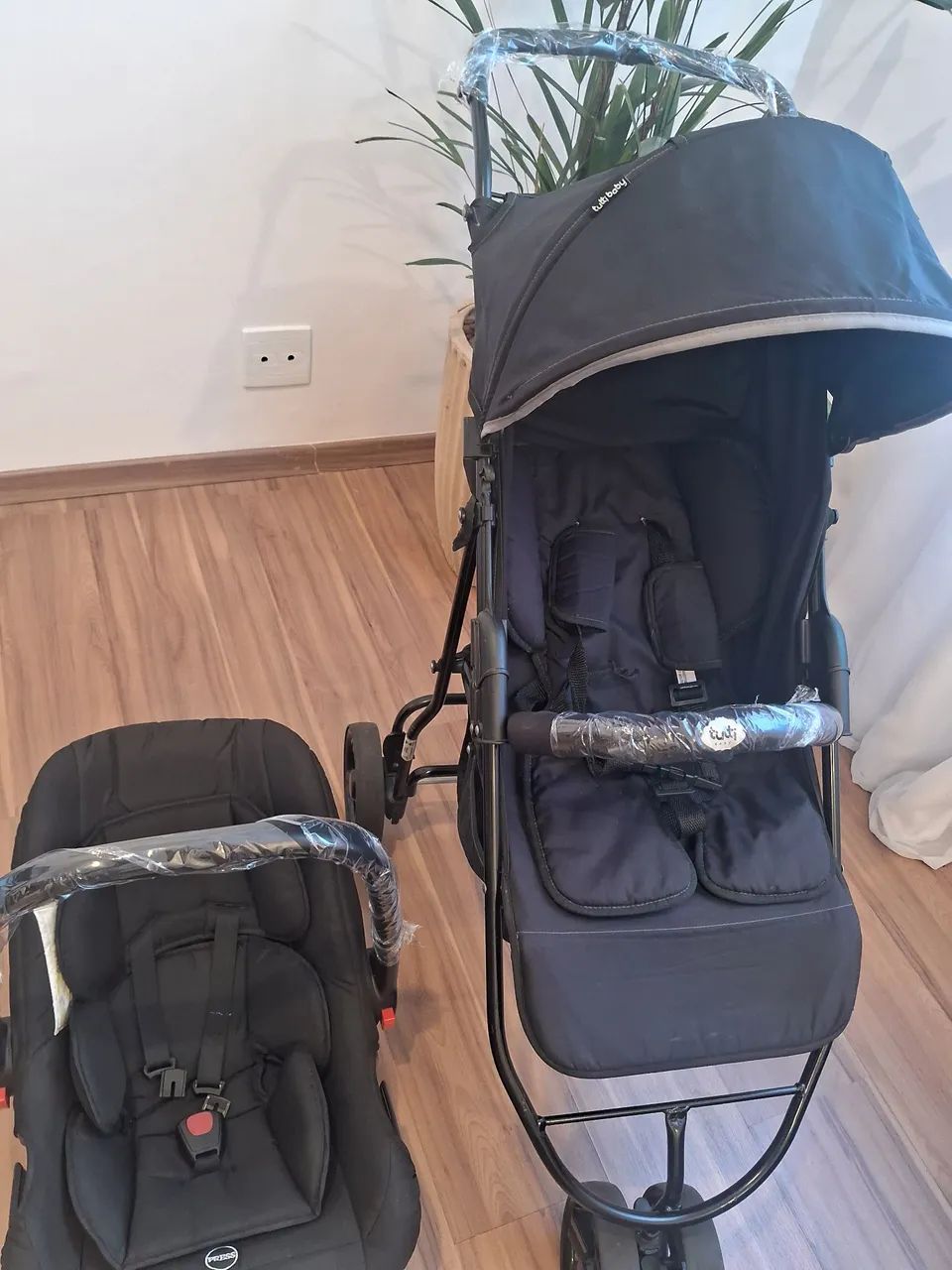 Carrinho de bebê + Bebê Conforto (NOVINHOS)