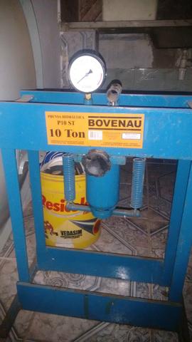 Máquina de vassoura com prensa hidráulica