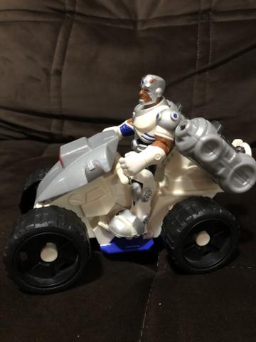 Brinquedos semi novos CARRO HOT WHEELS gire, CIBORG, MAC STEEL MAKINO E CAPACETE SKATE - Foto 3