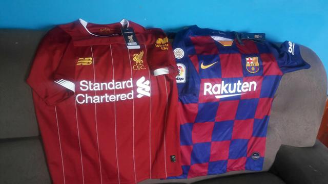 Camisa do liverpool e do Barcelona