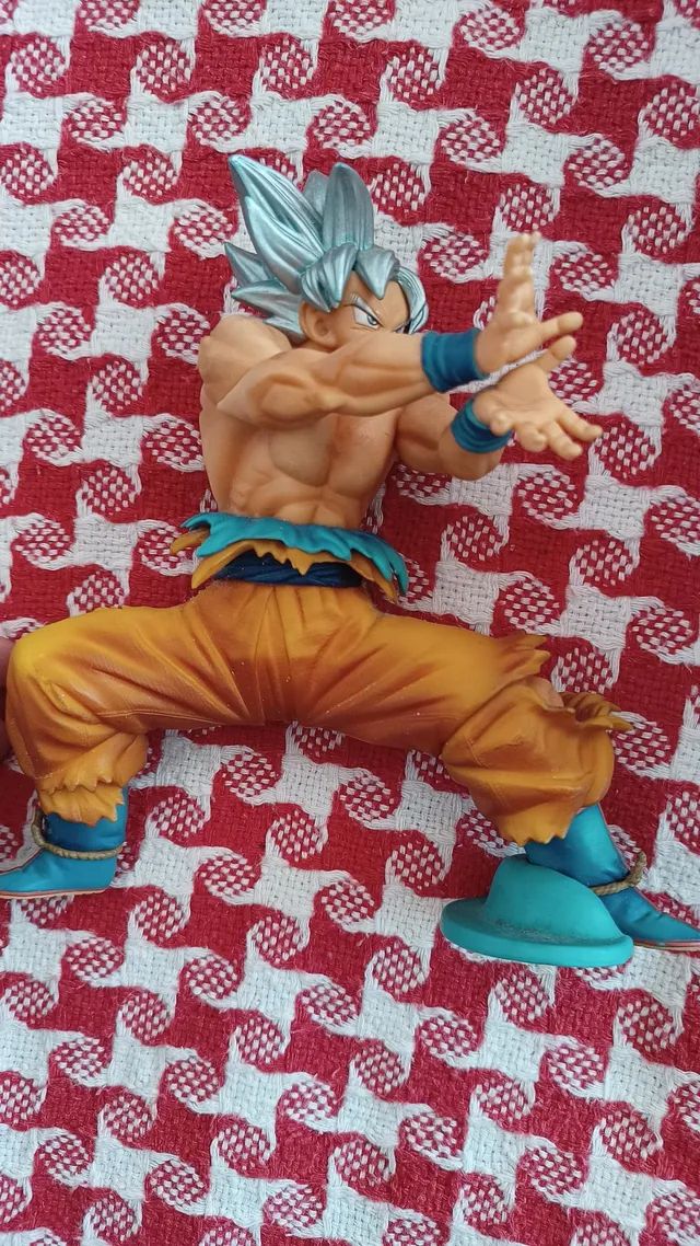 Miniatura do goku instinto superior