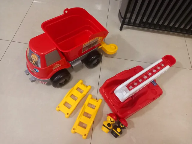 Caminhão de Controle Remoto Brinquedo Futuro Tanque Vermelho e Branco