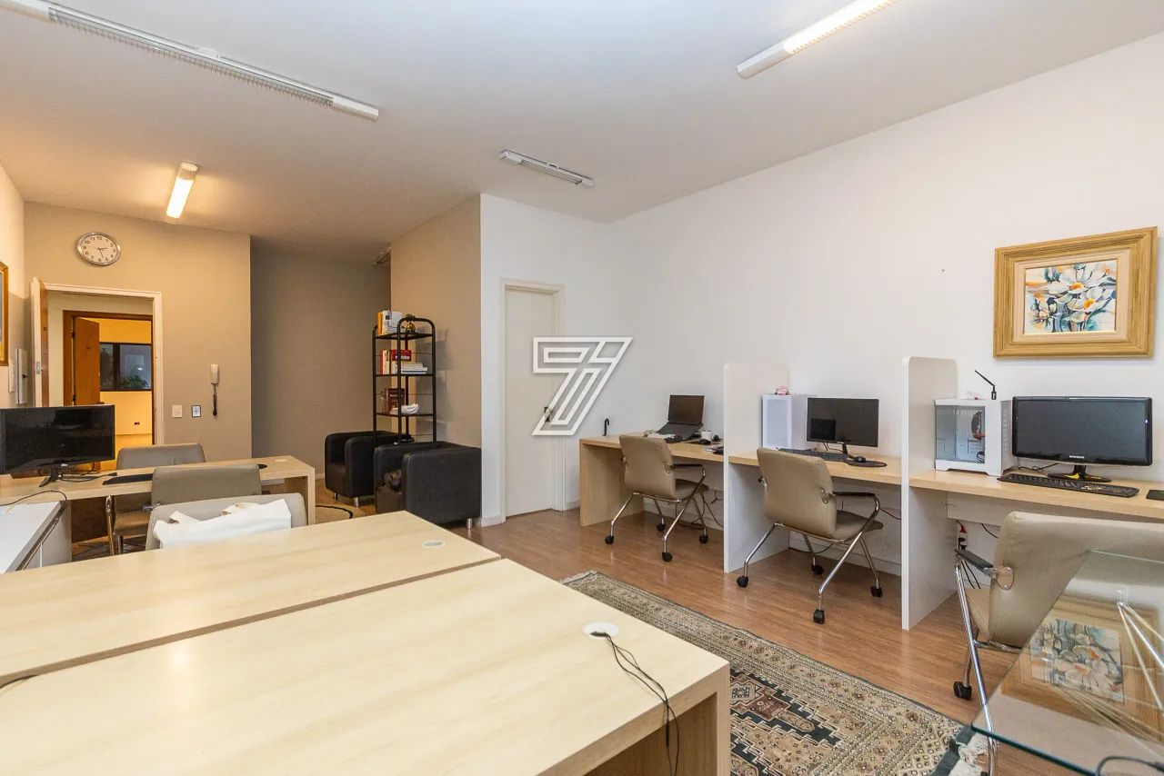 Sala comercial na Rua Emiliano Perneta, no Centro/Batel, com 37m² privativos + vaga de gar - Foto 2