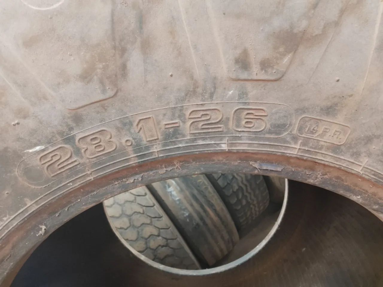 Vende-se 1 pneu usado na medida 28.1-26 Pirelli original  - Foto 4