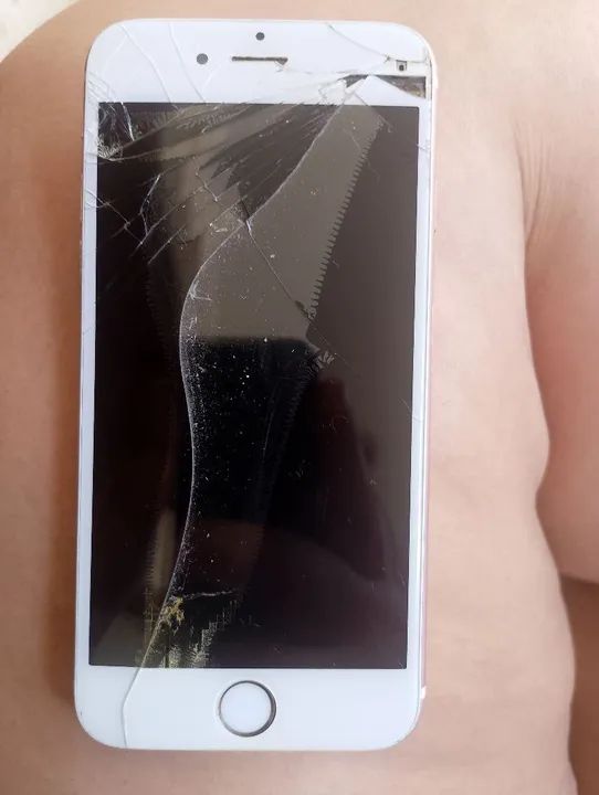 iPhone com tela quebrada