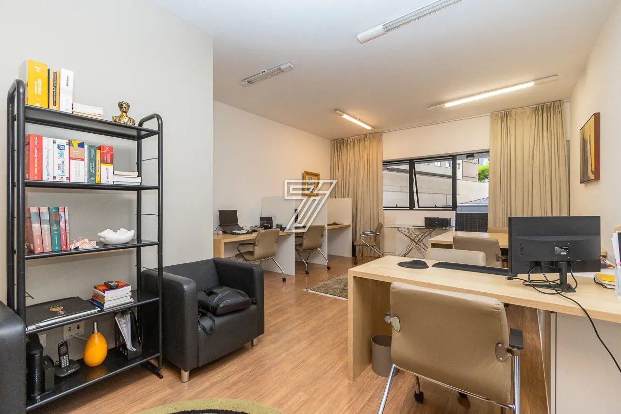 Sala comercial na Rua Emiliano Perneta, no Centro/Batel, com 37m² privativos + vaga de gar - Foto 3