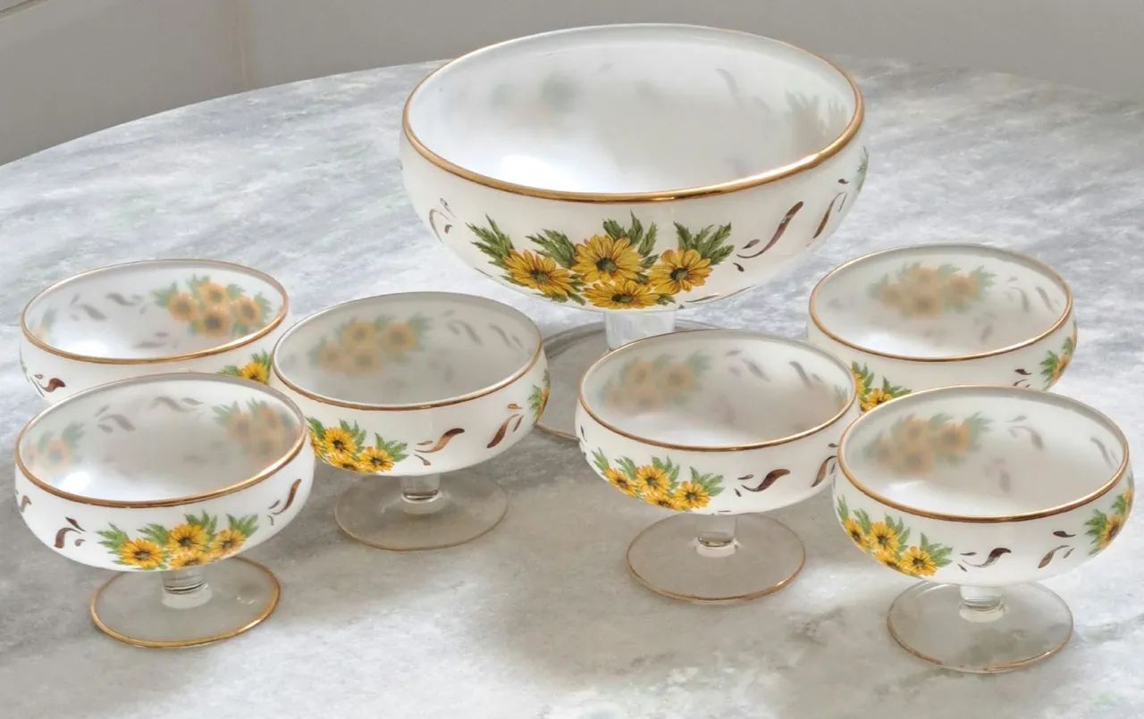 Compoteira com seis taças 