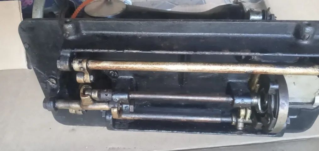 Máquina antiga   singer  - Foto 5