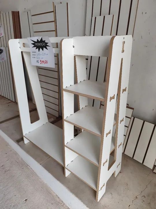 Expositor em.mdf para loja de roupas