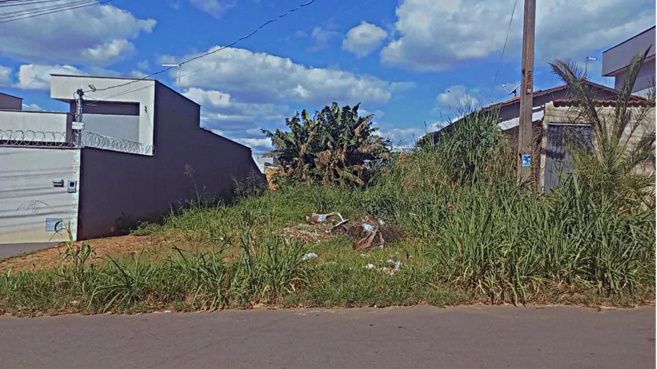 Lote 360,60m² (Asfalto, Agua e Esgoto) Papillon Park