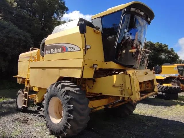 Colheitadeira New Holland - TC 57, 3369 horas, 19 pés. Fabricação 2000 - Foto 6