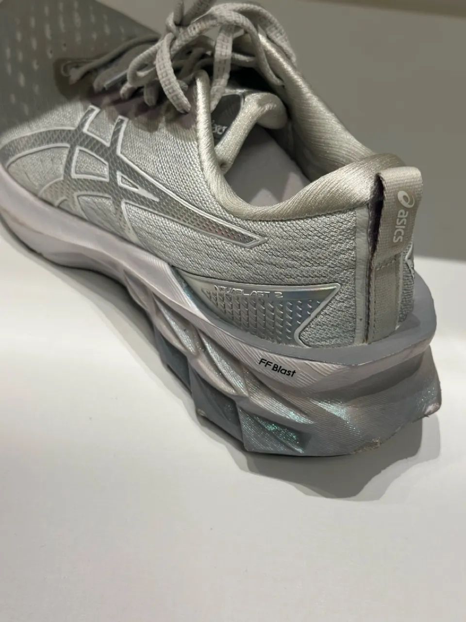 Tênis Asics Novablast 2 LE Feminino Cinza"