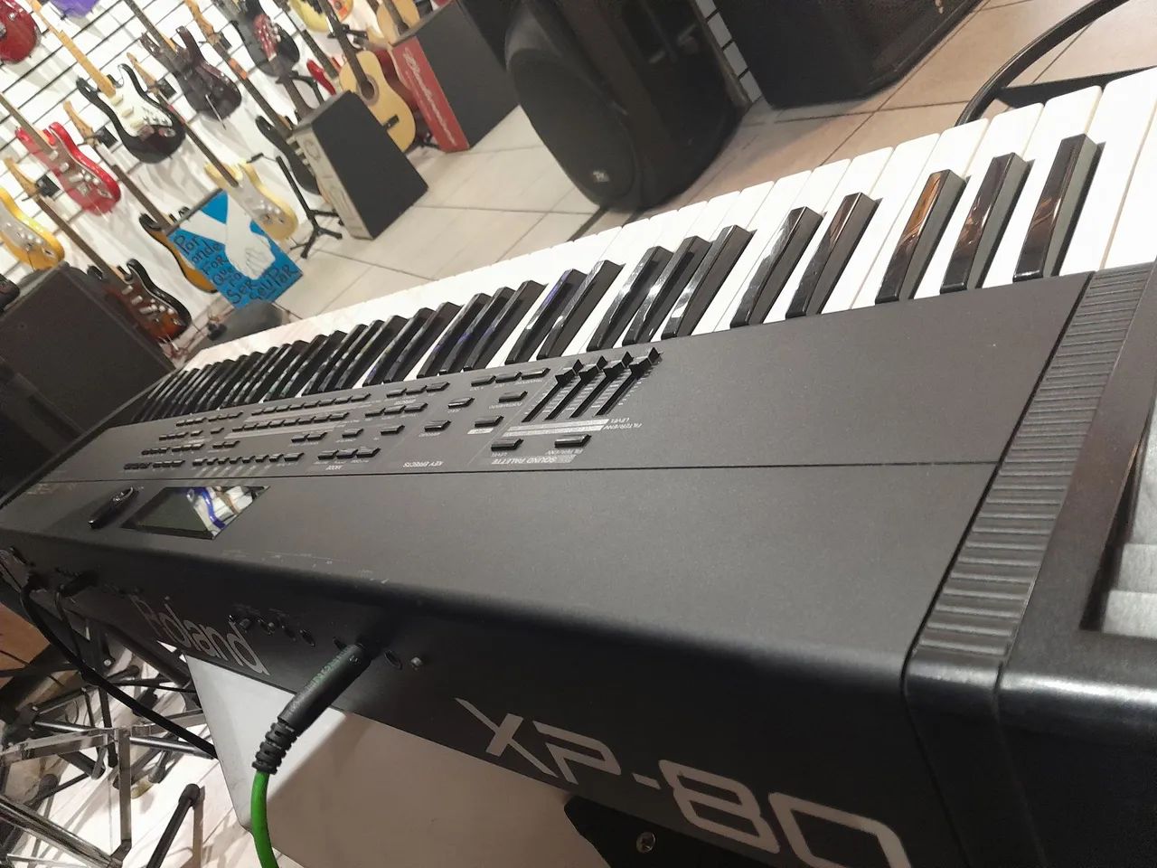 Teclado Roland XP 80 em ótimo estado de conservação 