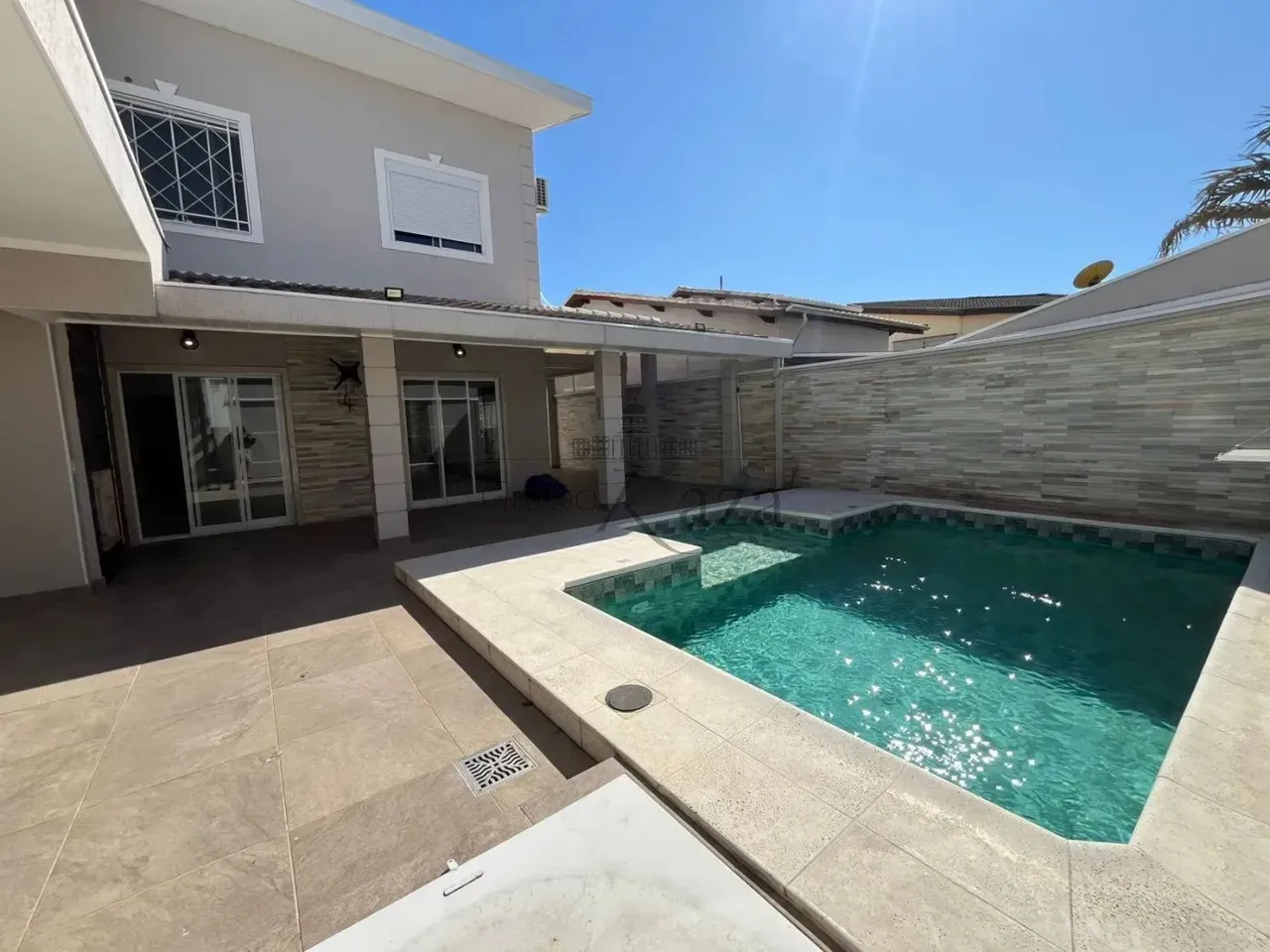Oportunidade - Casa em Condomínio - Condomínio Jardim Coleginho - Vila Zezé - 4 Dormitório