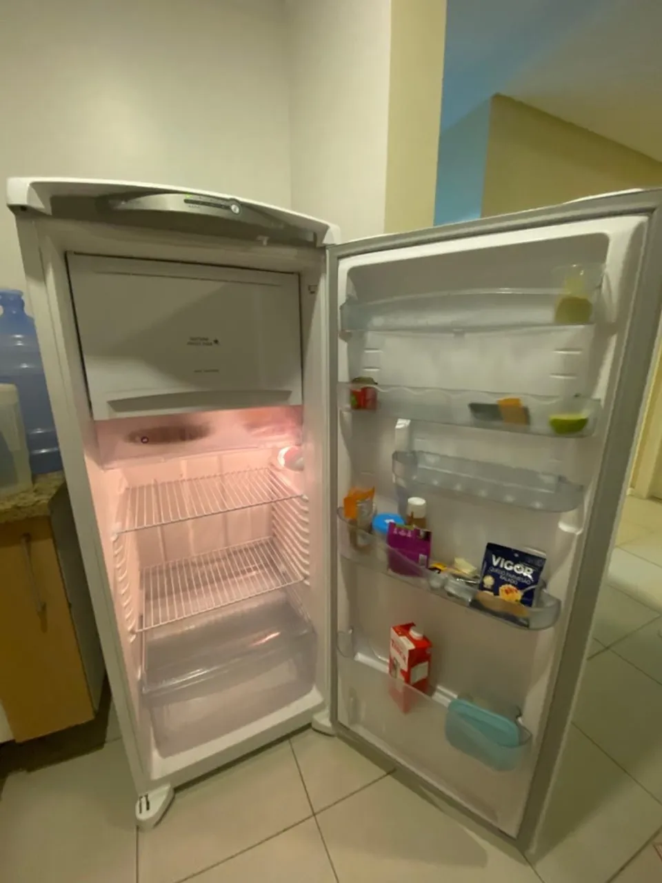 Geladeira com Freezer e Prateleiras Ajustáveis
