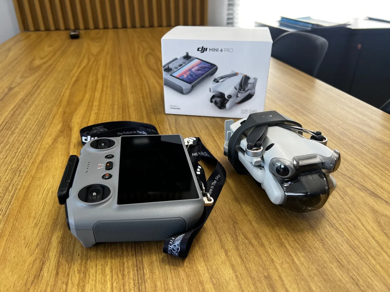 Drone DJI Mini 4 Pro (Praticamente Novo) Controle com Tela