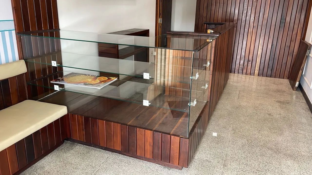 Balcão em Madeira com Vitrine de Vidro - Móveis Para Organização ...