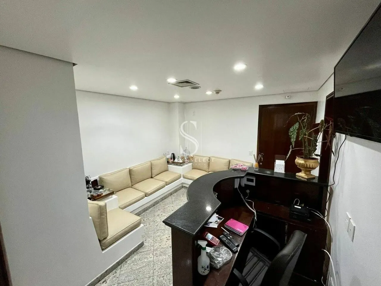 Cond. Medical Center Paulista, Consultório mobiliado de 55m² com 2 salas, 1 vaga em Moema.