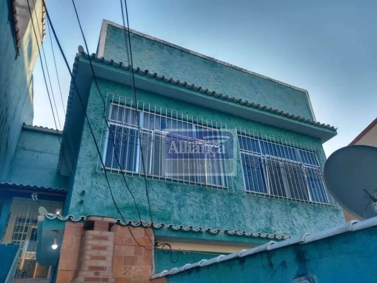 Excelente casa tipo sobrado no Fonseca! 2 quartos, churrasqueira e 1 vaga de garagem!