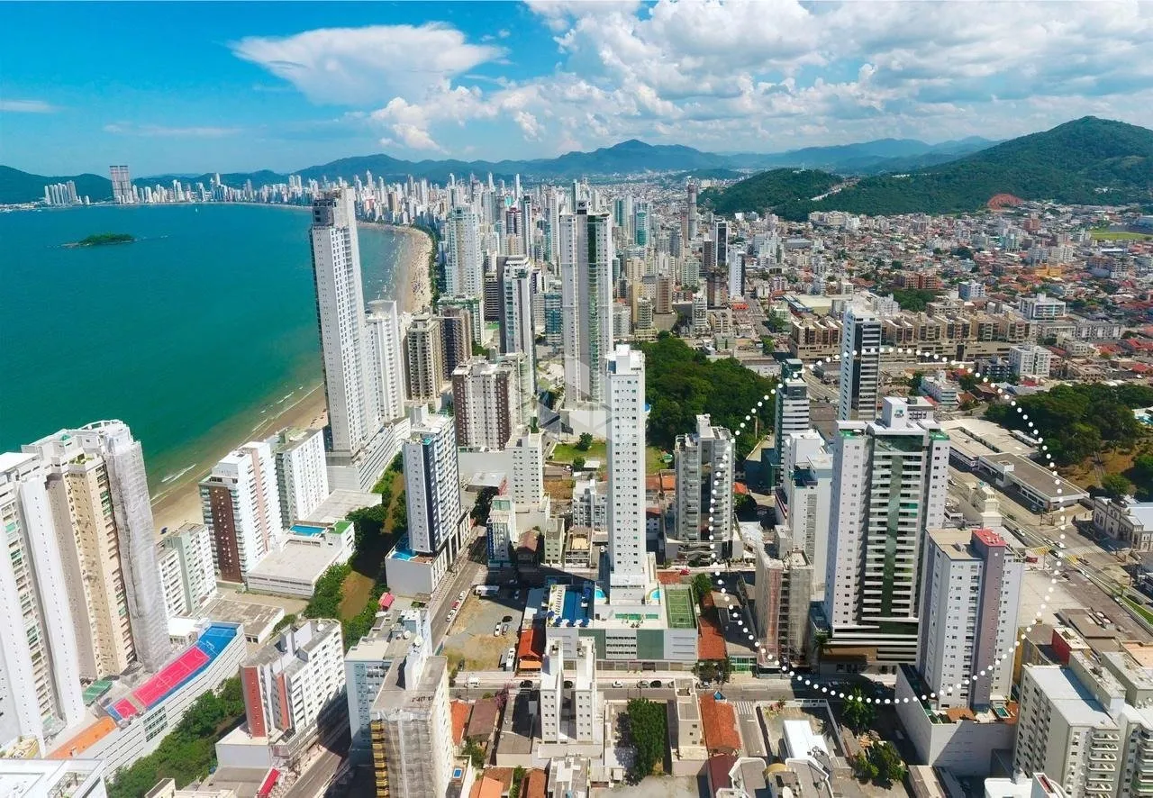 Apartamento 05 Dormitórios sendo 05 Suítes e 06 Vagas de Garagem