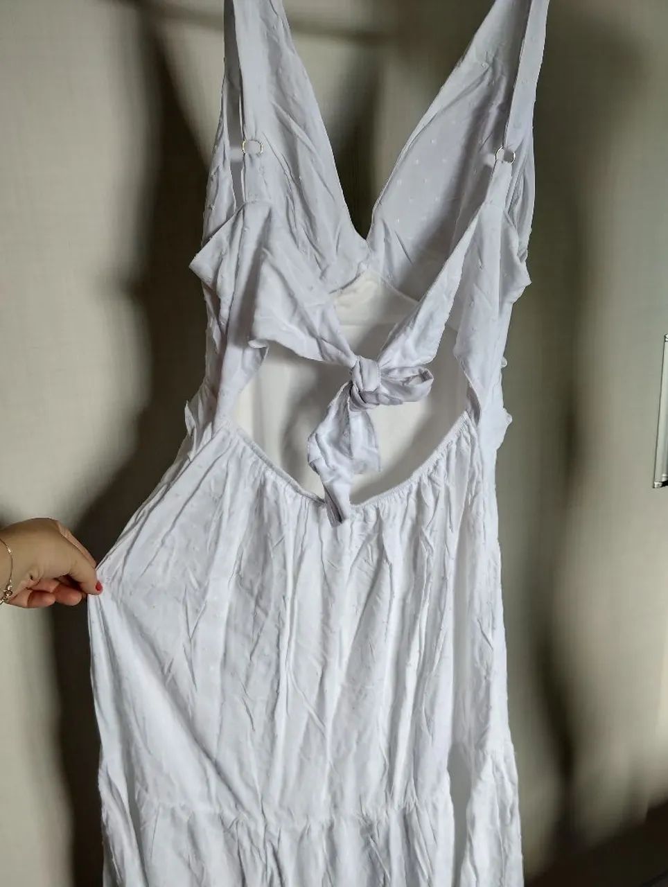 Vestido branco com decote em V - Foto 5