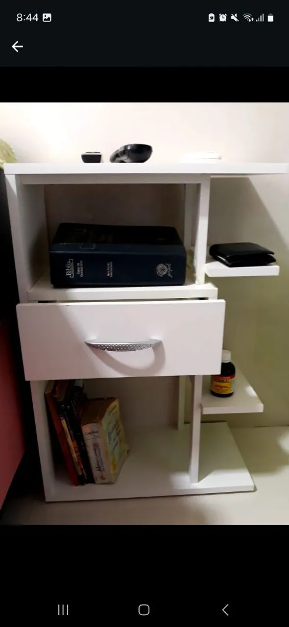 Mesa de cabeceira branca com gaveta e nichos