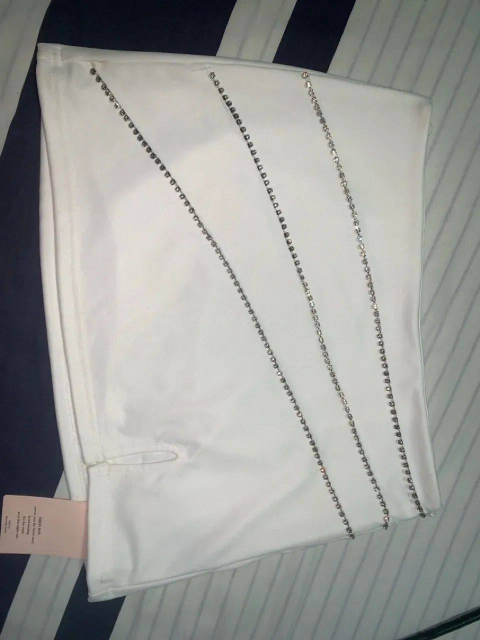 Saia branca com detalhes em strass