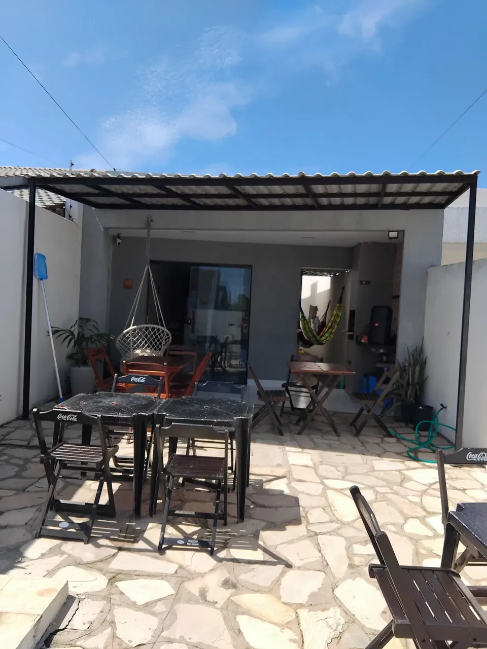 Aluguel de casa charmosa com varanda e churrasqueira