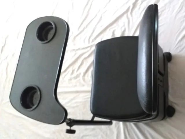 Cadeira de manicure marca Prisme Usinagem. Mesa regulável e lugares para guardar objetos. - Foto 4