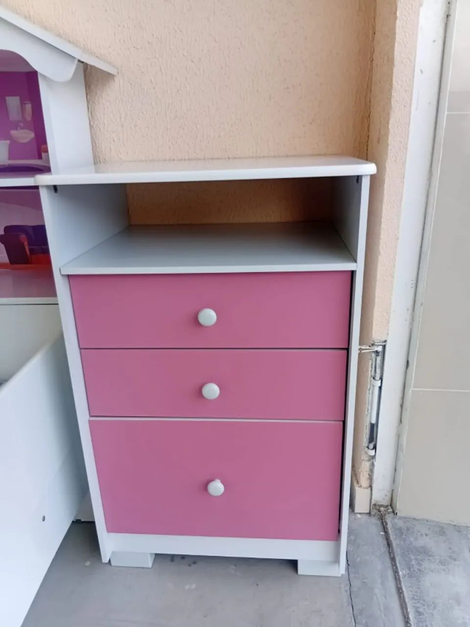 "Cômoda Magia: Charme e Durabilidade em 3 Gavetas Branco e Rosa - 100% MDF"