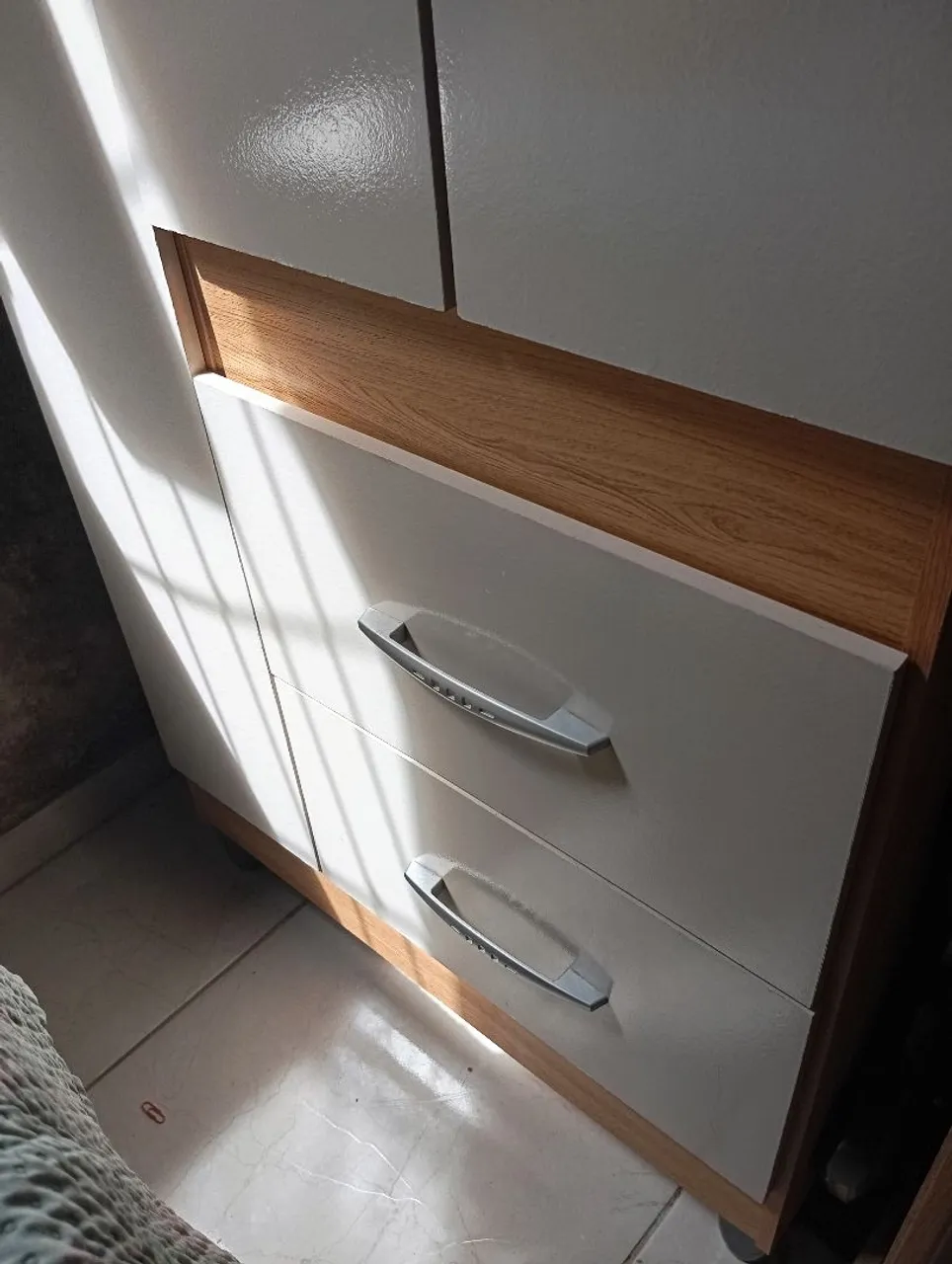Guarda roupa com gavetas e design moderno