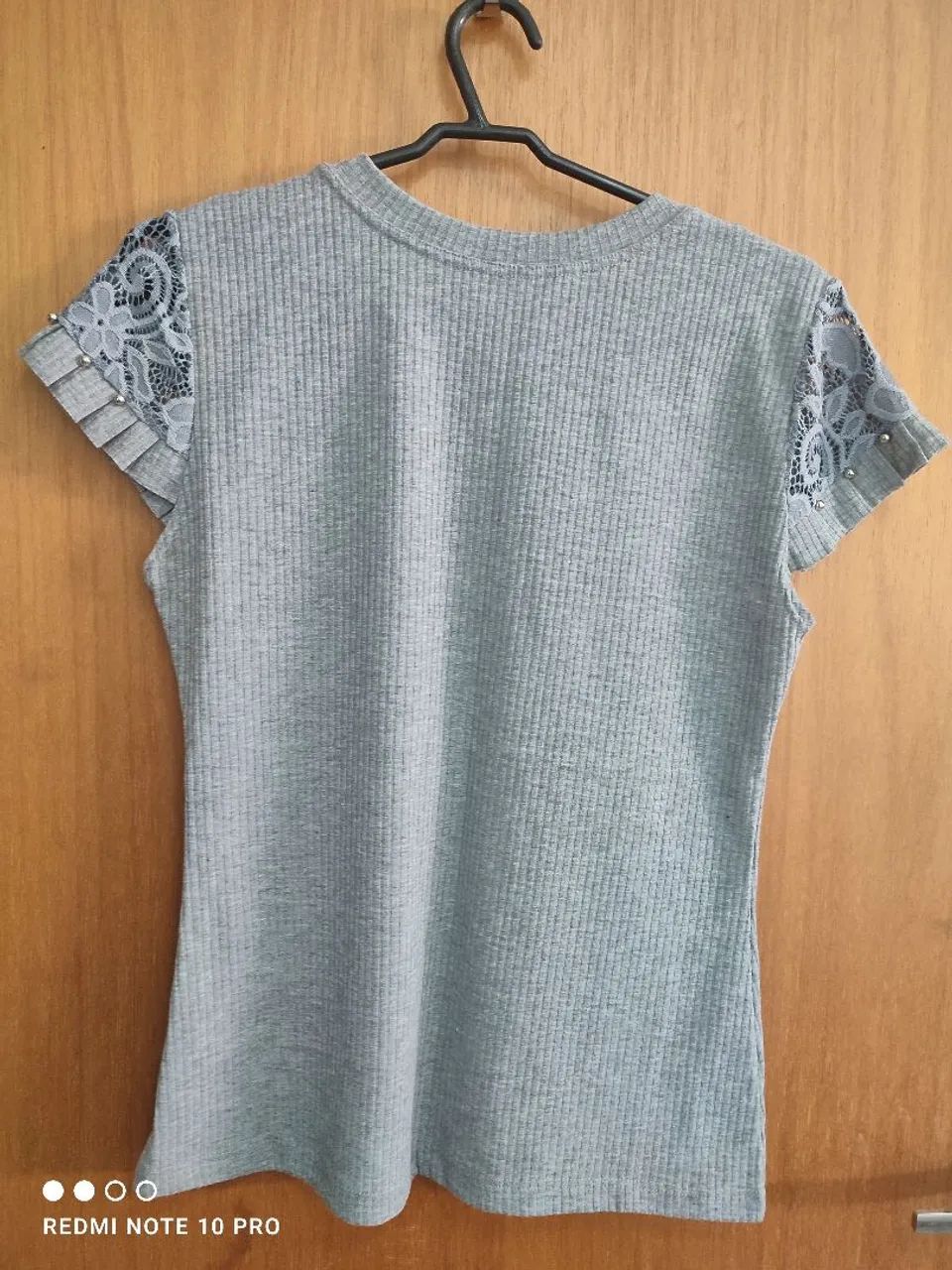 Blusa com detalhes de renda na manga - Foto 5