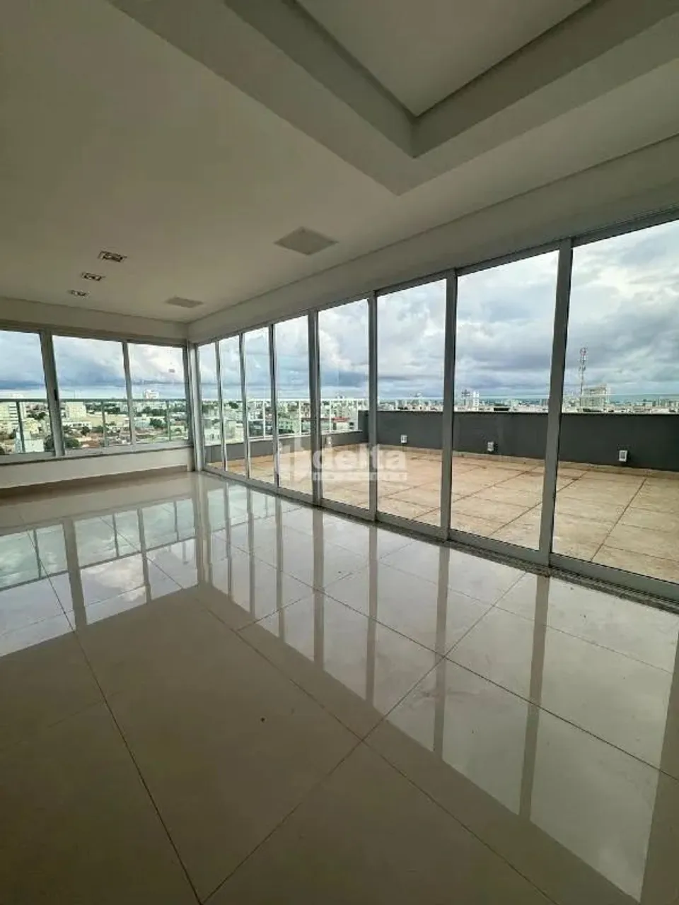 Cobertura disponível para venda no bairro Santa Mônica em Uberlândia-MG