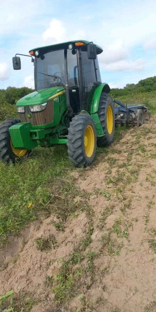 Trator disponível