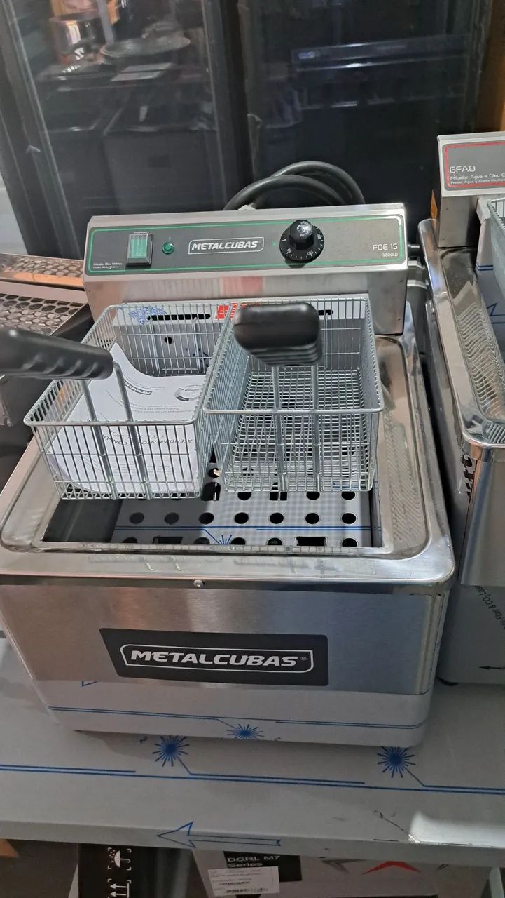 A. Fritadeira industrial 15 litros Metalcubas 