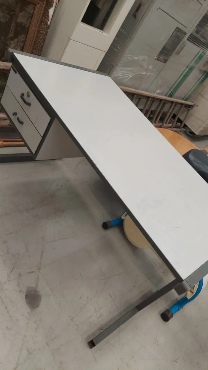 Mesa de escritório com gavetas