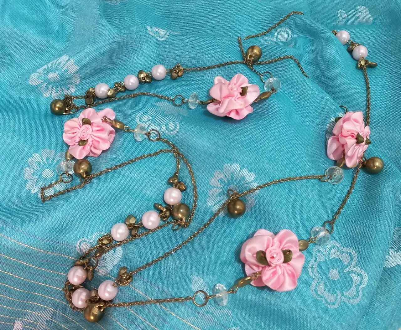 Cinto ou colar com flores  pérolas 