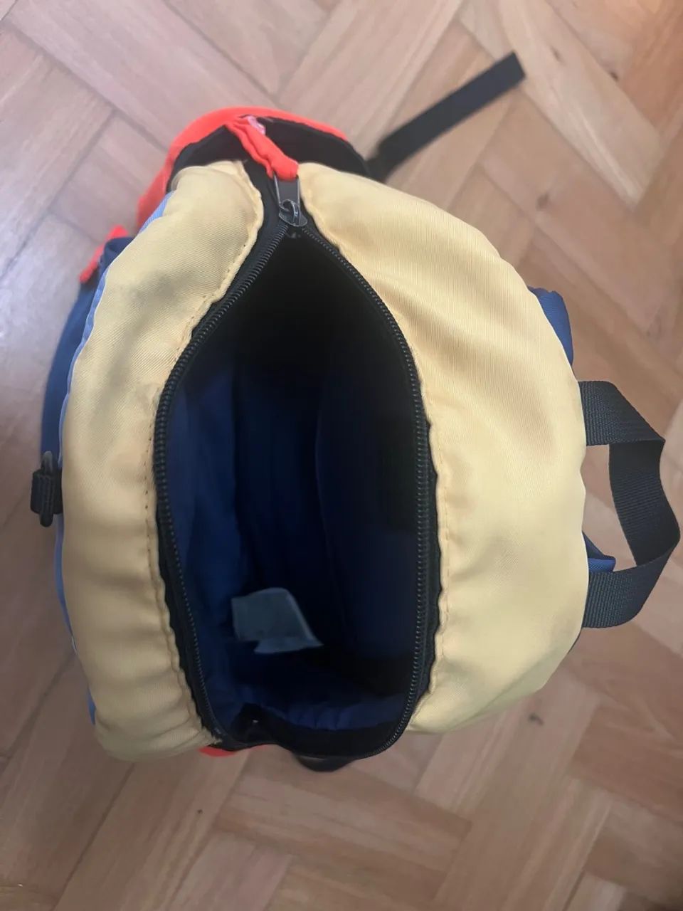 Mochila colorida e estilosa