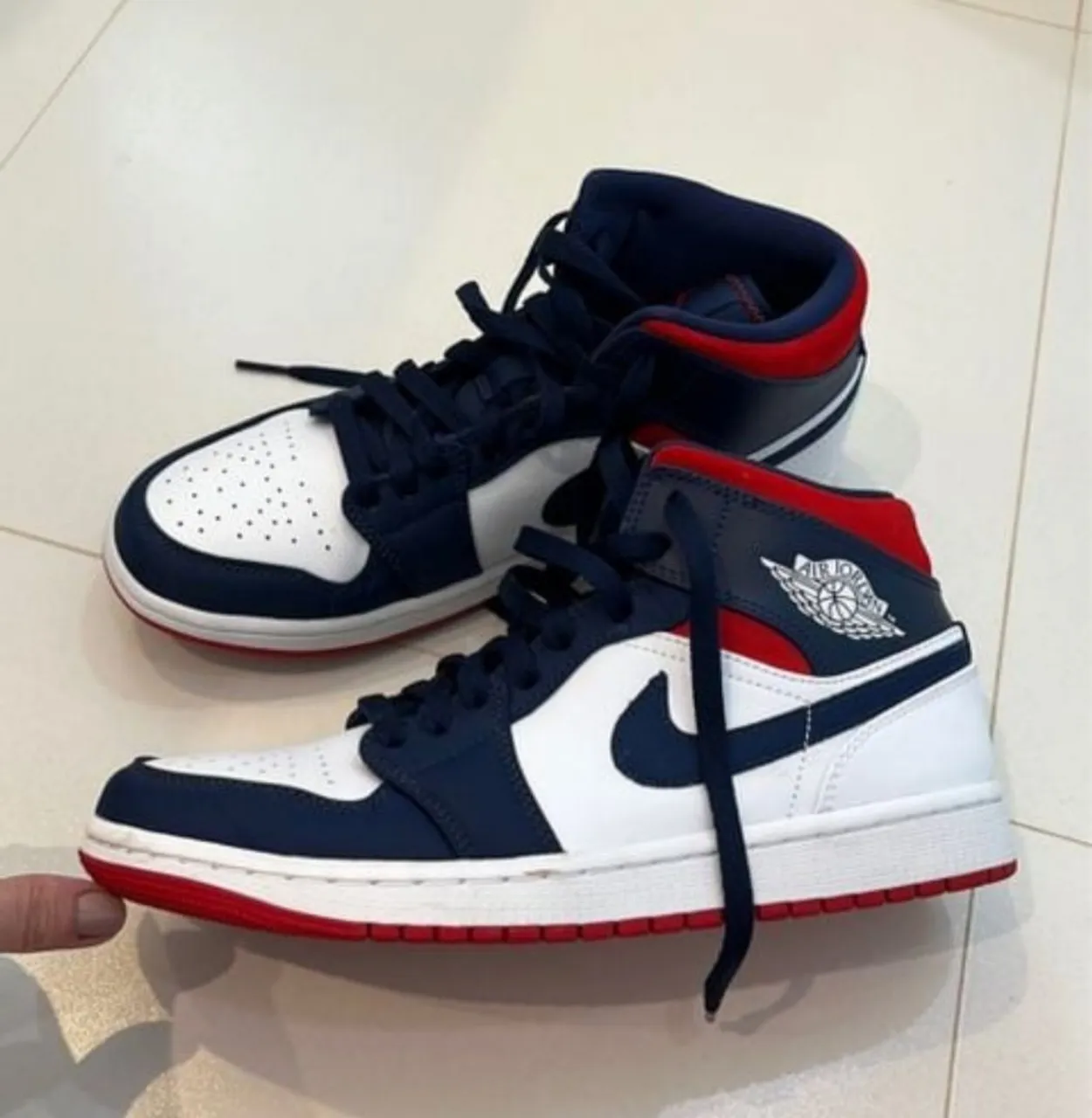Tênis Air Jordan 1 Mid - Azul Marinho e Vermelho