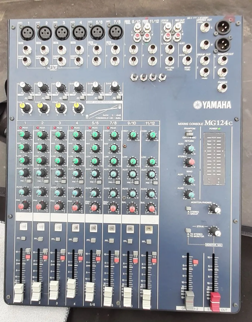 Mesa de Som Yamaha MG124C - Perfeita para suas mixagens!