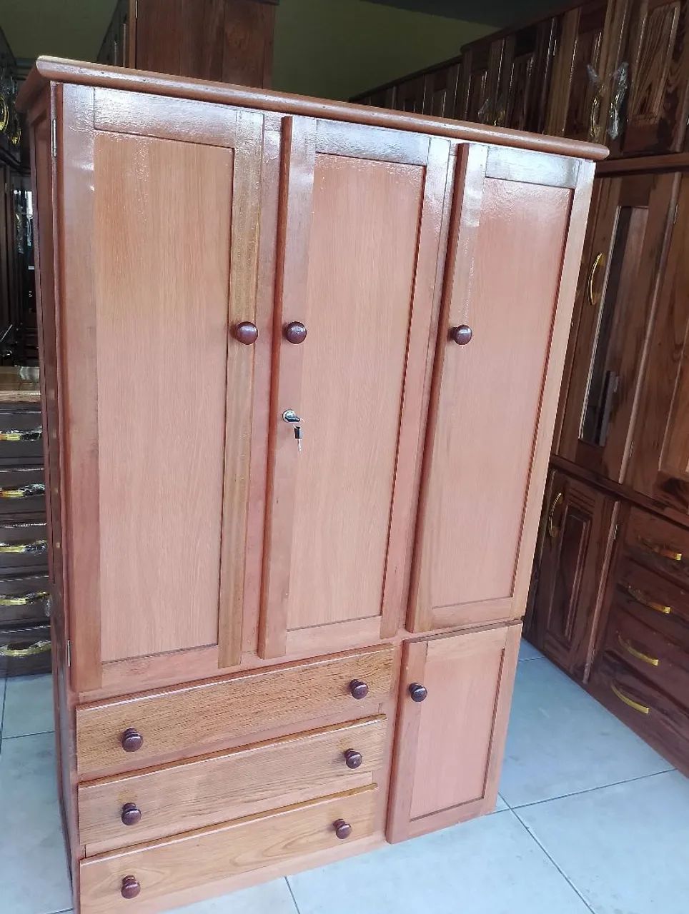 Guarda-Roupa de Madeira com 3 Portas e Gavetas - Foto 5