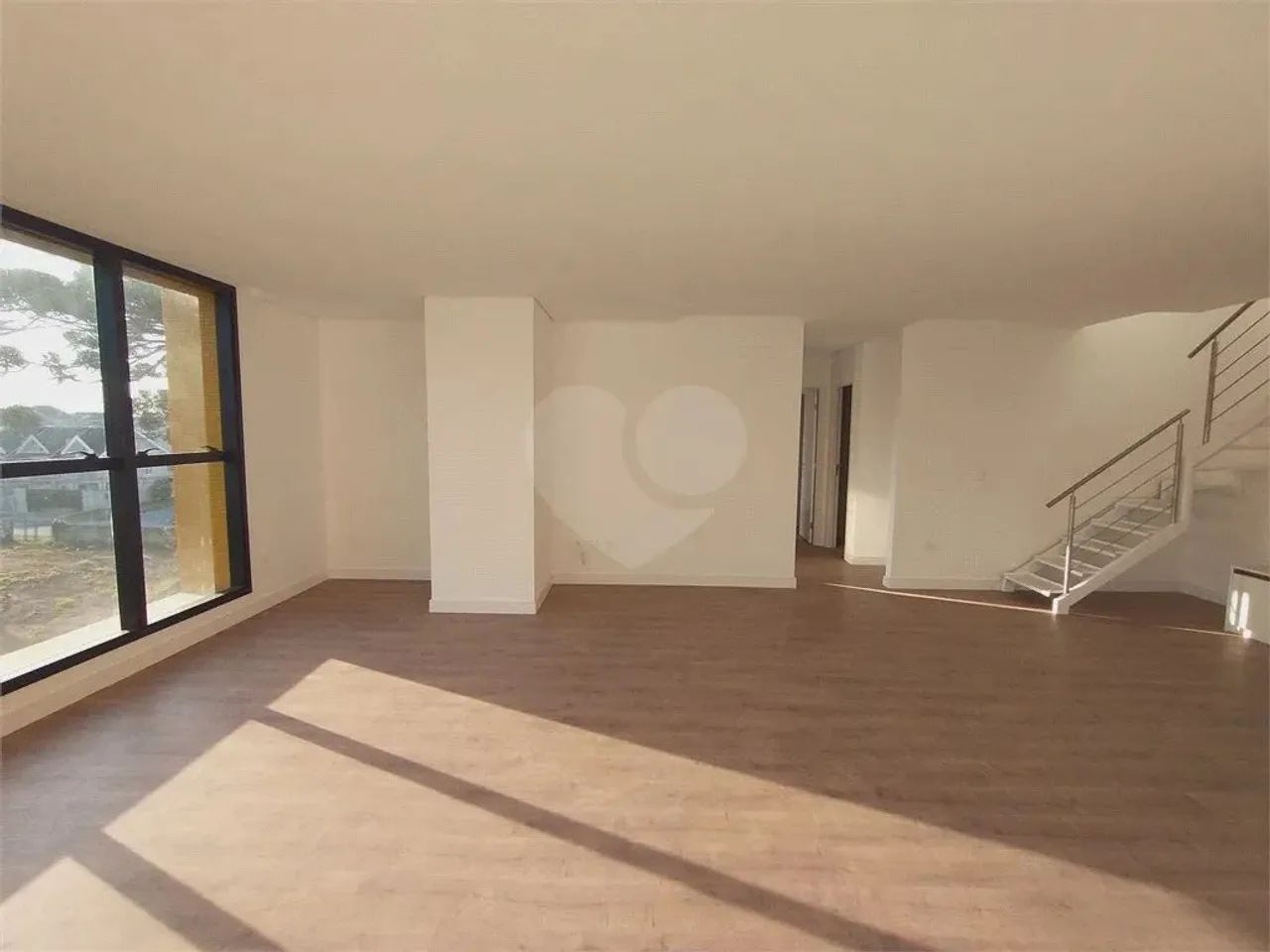 Cobertura Duplex com Suíte, 3 vagas, amplo espaço privativo - Santo Inácio - Curitiba - PR