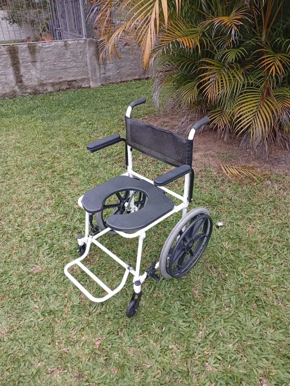 CADEIRA DE RODAS HIGIÊNICA 