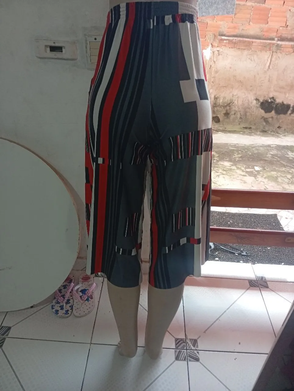Calça Capri Esportiva com Estampa Geométrica