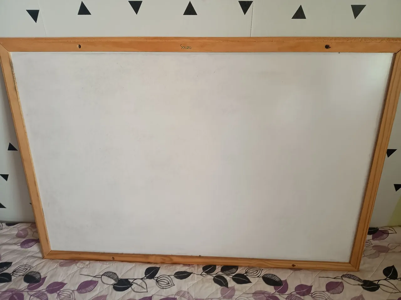 Quadro branco com moldura de madeira