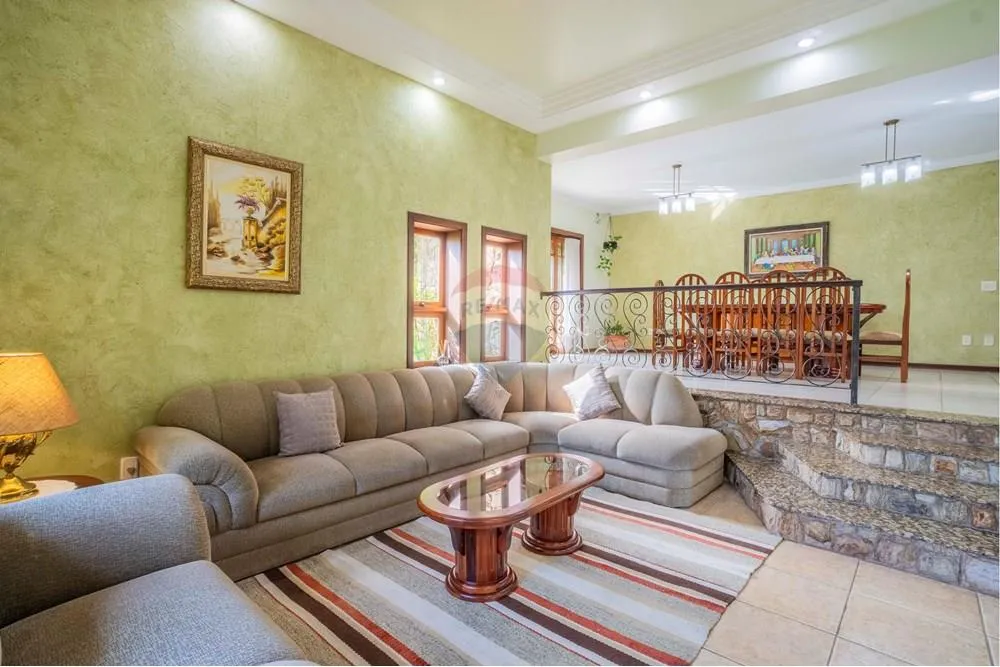 REMAX vende casa com 4 quartos, 6 vagas, piscina, área gourmet, em condomínio Moinho do Ve
