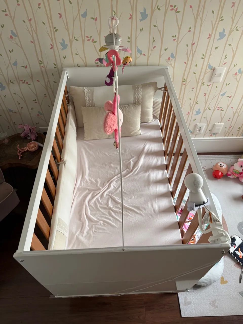 Berço de Bebê Branco com Detalhes em Madeira